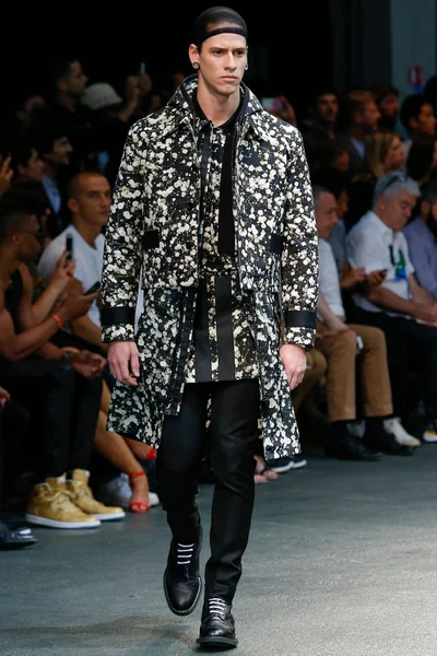 Look 15
